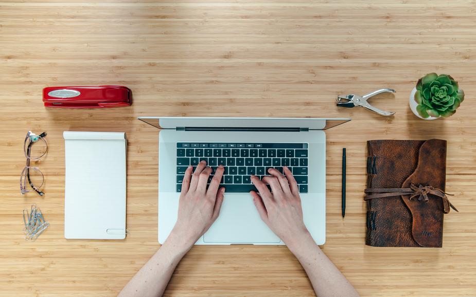 desk-office-workspace-flatlay_925x