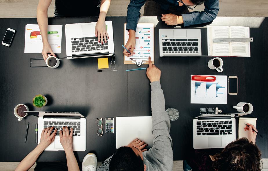 tech-group-meeting-flatlay_925x