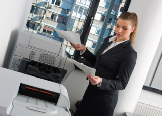 woman_printing_at_office_computer